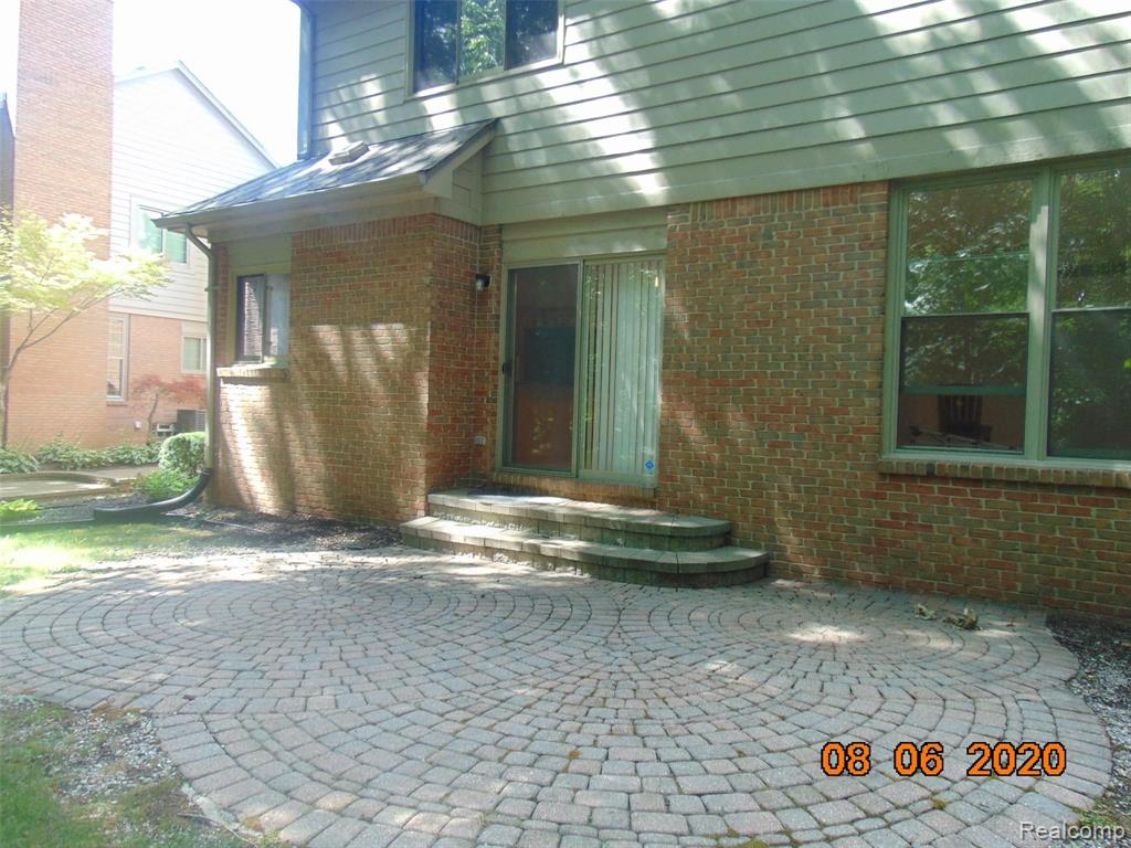 709 Lake Ridge Road Rochester Hills, MI 48307 - Photo 2 of 20
