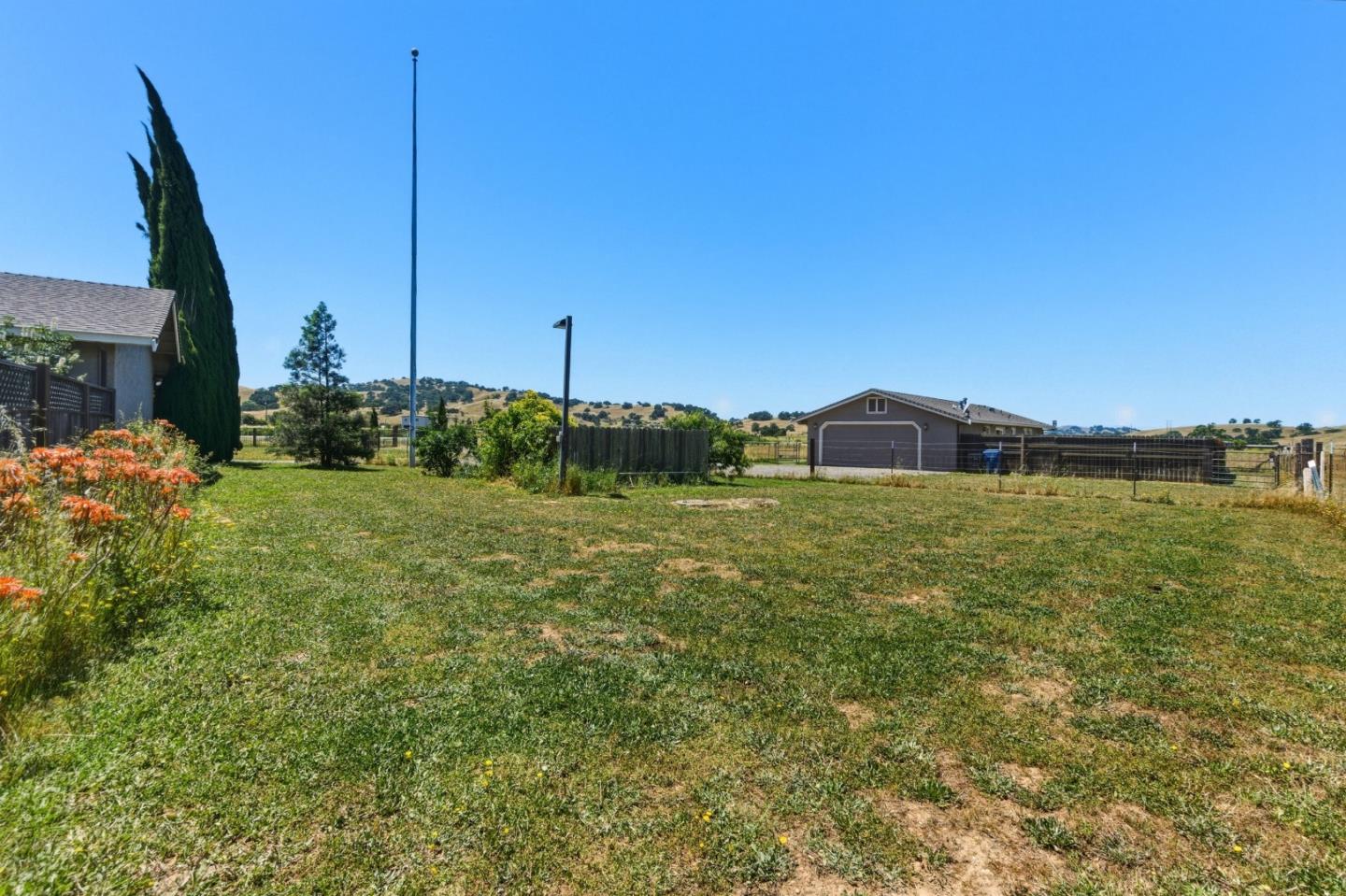 38780 Dinosaur Point Road Hollister, CA 95023 - Photo 25 of 34 a view of a garden