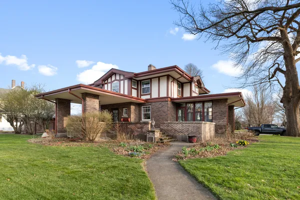 $309,900 | 205 East Lincoln Avenue, Watseka, IL 60970