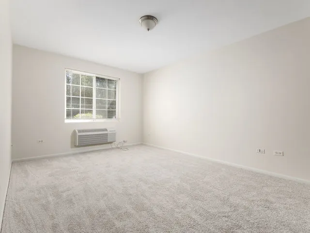 $1,725 | 1309 Silverstone Drive, Unit 1309, Carpentersville, IL 60110