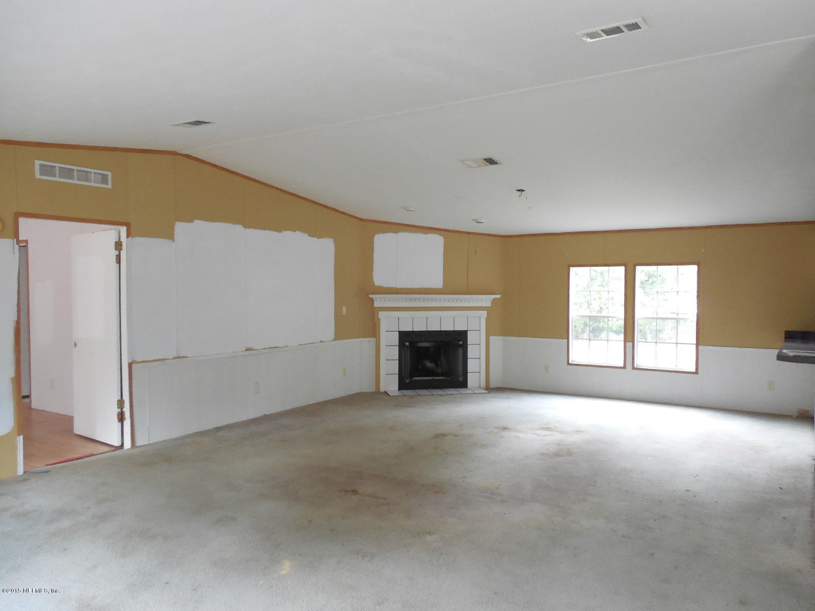 103 Mullet Road Palatka, FL 32177 - Photo 3 of 21 3 LIVING ROOM 1