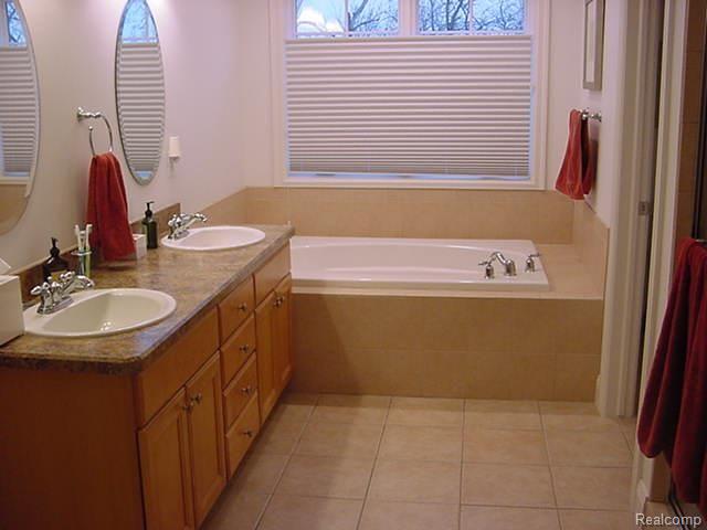 514 Springview Drive Rochester, MI 48307 - Photo 14 of 21 Master Bath