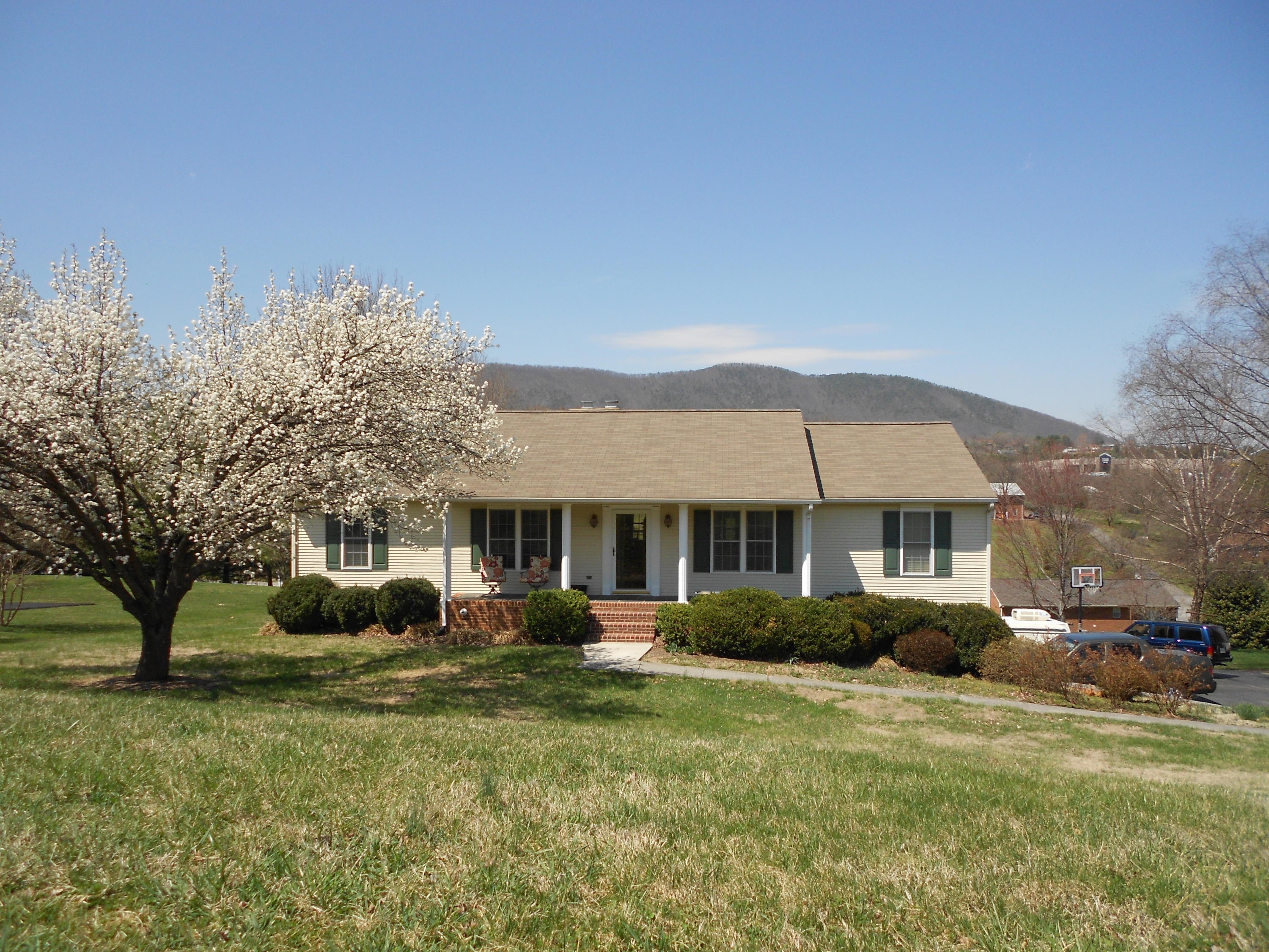 4628 Rte 1094 Roanoke, VA 24012 - Photo 1 of 34 Front