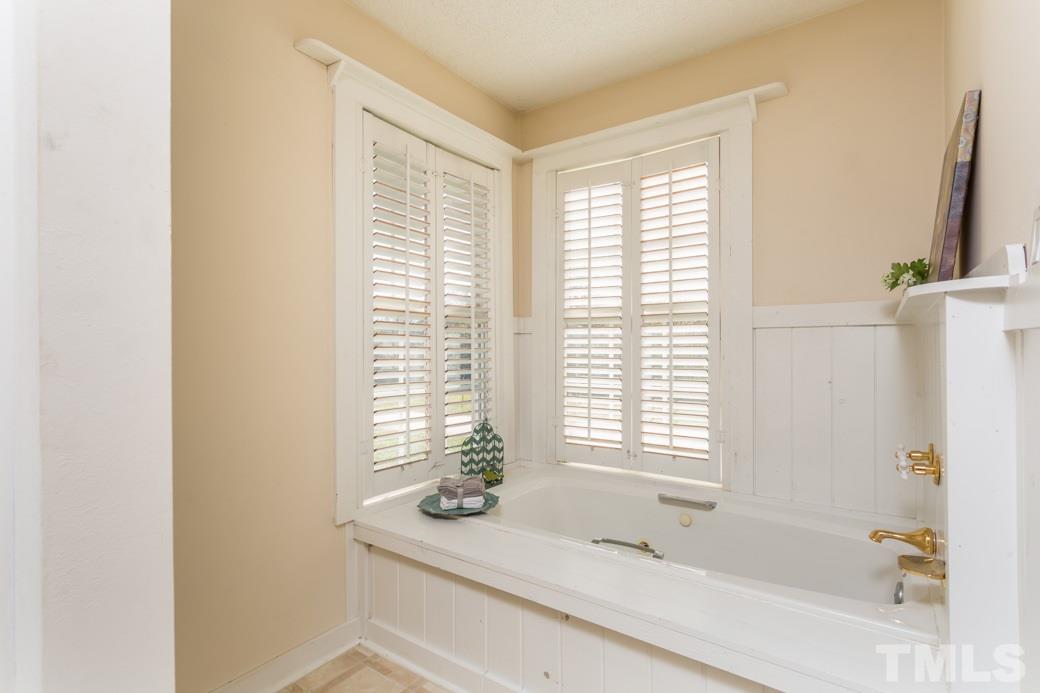 796 Old Eason Road Zebulon, NC 27597 - Photo 8 of 11 Deep SOAKING TUB makes this master bath a truly relaxing spa.