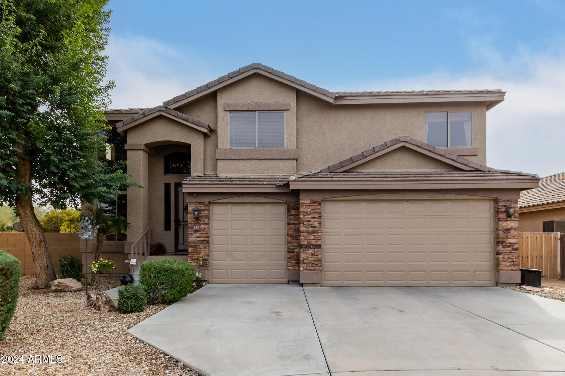 2507 West Maldonado Road Phoenix, AZ 85041 - Photo 2 of 41 02 - Maldonado