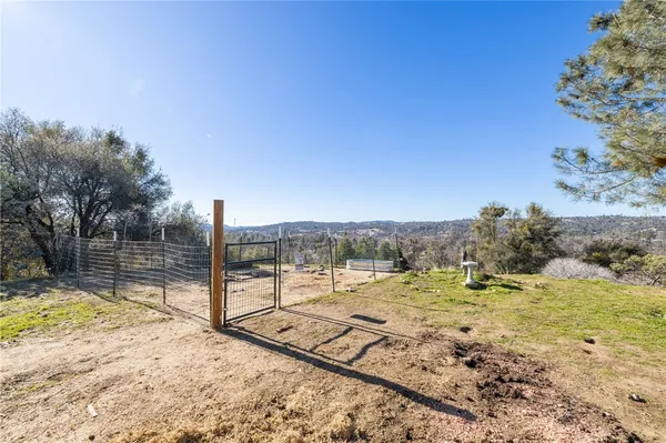 a view of an outdoor space