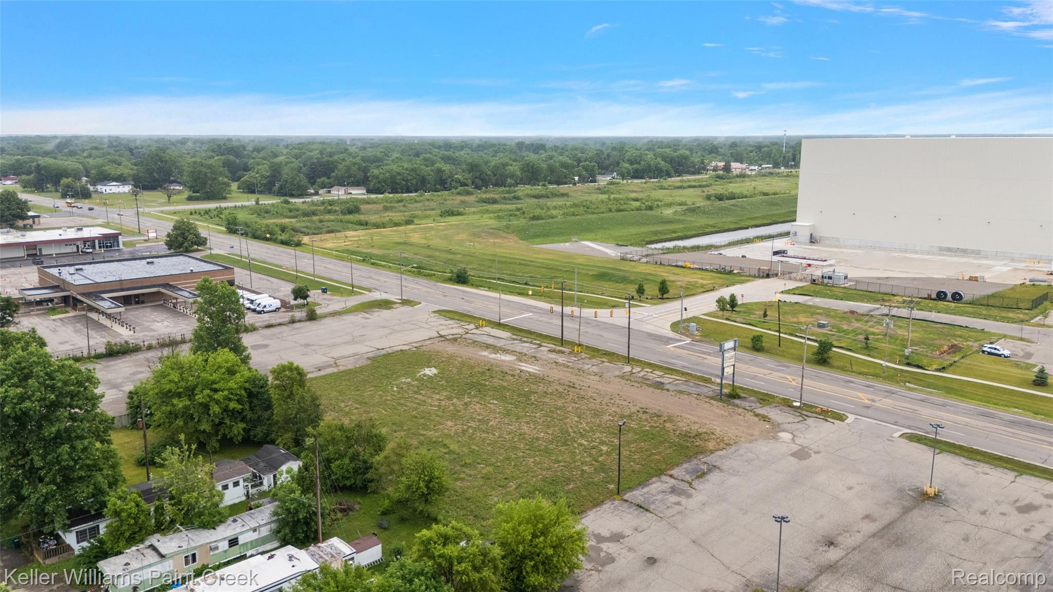 4403 Davison Road Burton, MI 48509 - Photo 16 of 27 16-4403 Davison Rd-16.jpg