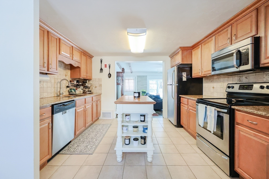 35 Waterman Road Auburn, MA 01501 - Photo 5 of 31