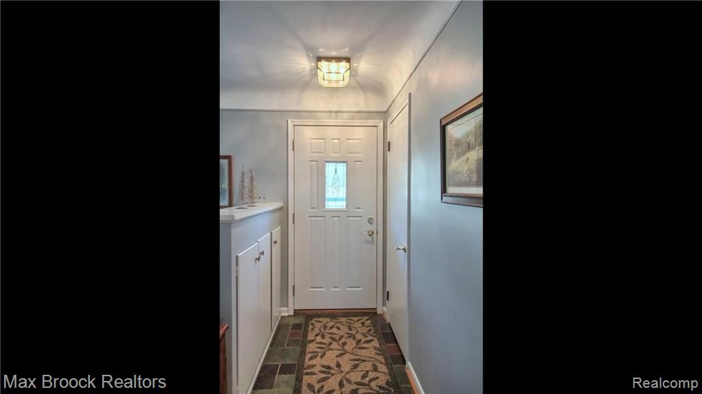 28379 New Castle Road Farmington Hills, MI 48331 - Photo 3 of 24