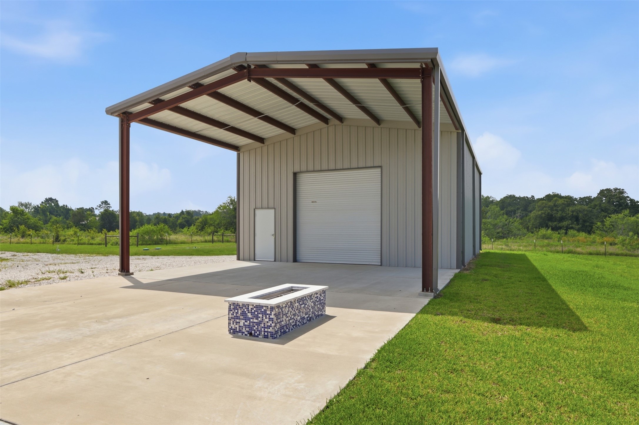 1589 County Road 252 Anderson, TX 77830 - Photo 46 of 50 a backyard of a house with table and chairs
