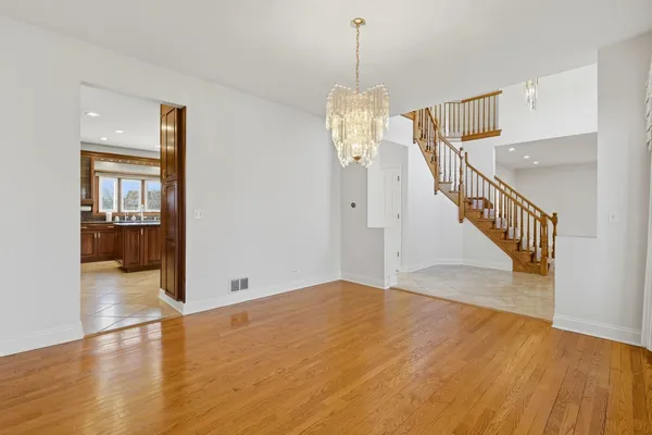 $879,900 | 681 Castlerea Lane, Des Plaines, IL 60016