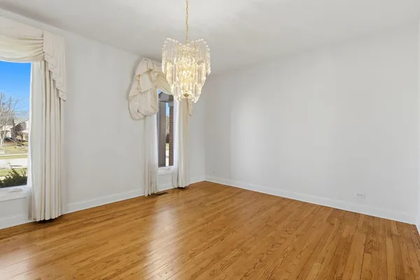 $879,900 | 681 Castlerea Lane, Des Plaines, IL 60016