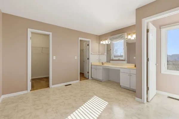 $879,900 | 681 Castlerea Lane, Des Plaines, IL 60016