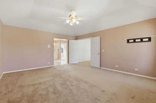 $879,900 | 681 Castlerea Lane, Des Plaines, IL 60016