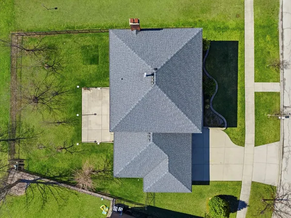 $879,900 | 681 Castlerea Lane, Des Plaines, IL 60016