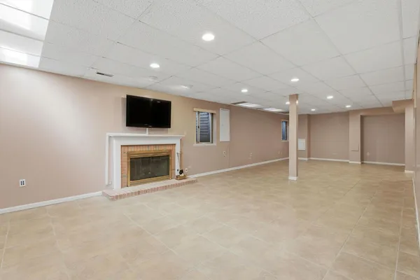 $879,900 | 681 Castlerea Lane, Des Plaines, IL 60016