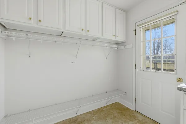 $879,900 | 681 Castlerea Lane, Des Plaines, IL 60016