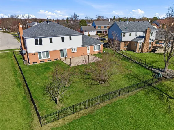$879,900 | 681 Castlerea Lane, Des Plaines, IL 60016