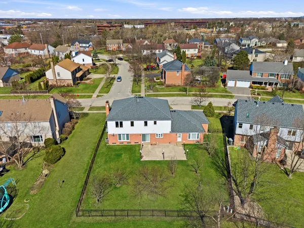 $879,900 | 681 Castlerea Lane, Des Plaines, IL 60016