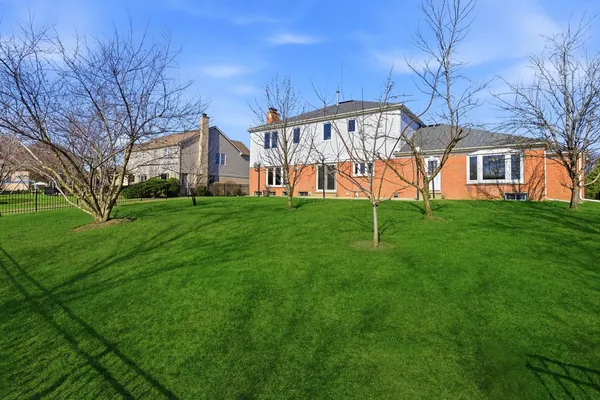 $879,900 | 681 Castlerea Lane, Des Plaines, IL 60016