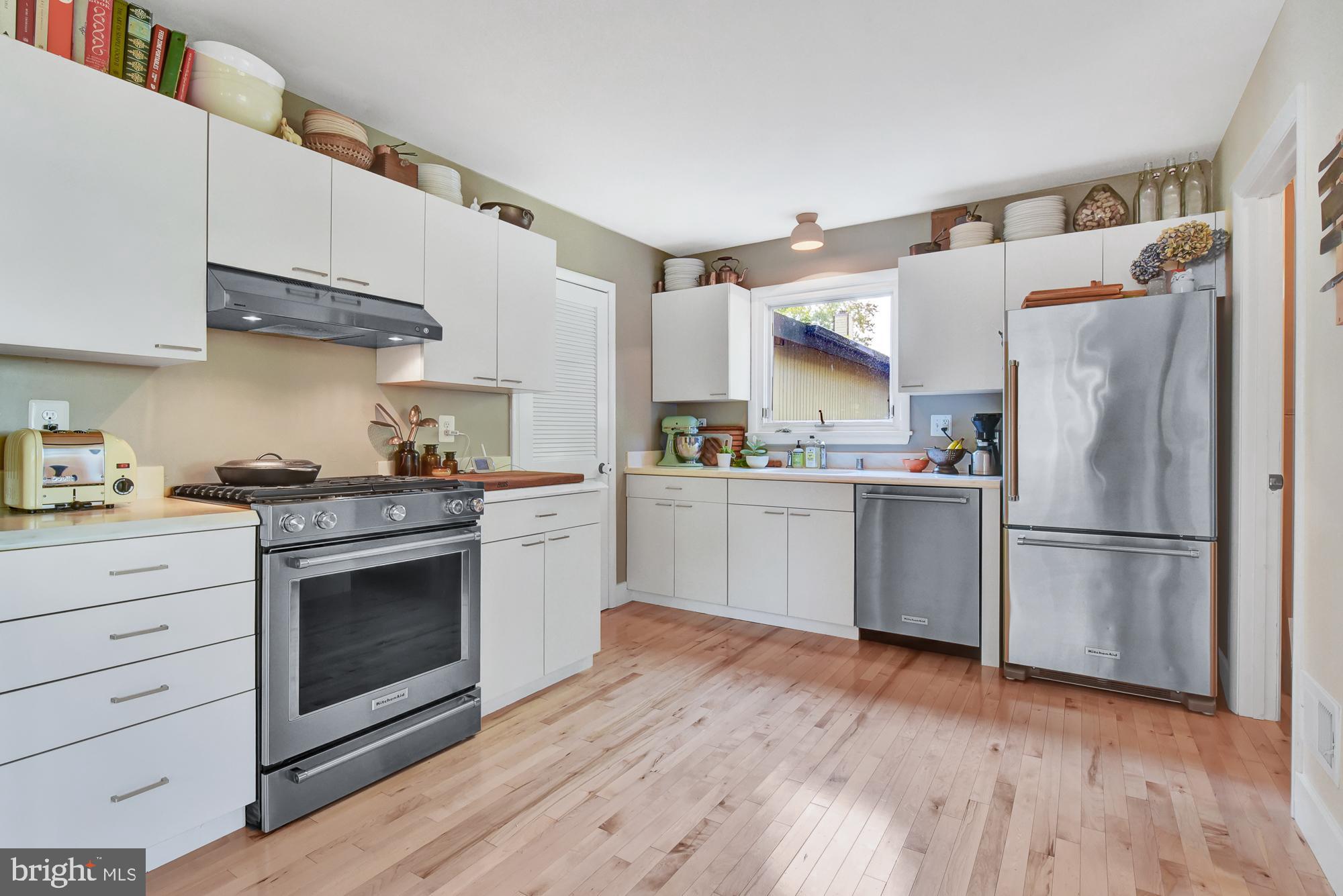 17424 Collier Way Poolesville, MD 20837 - Photo 19 of 61 Stainless steel appliances--all recently purchased