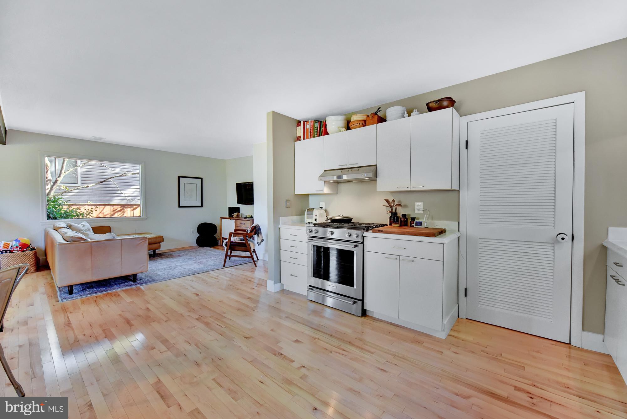 17424 Collier Way Poolesville, MD 20837 - Photo 20 of 61 Great sightlines from kitchen to family room