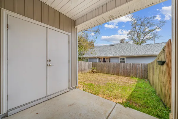 a view of a backyard