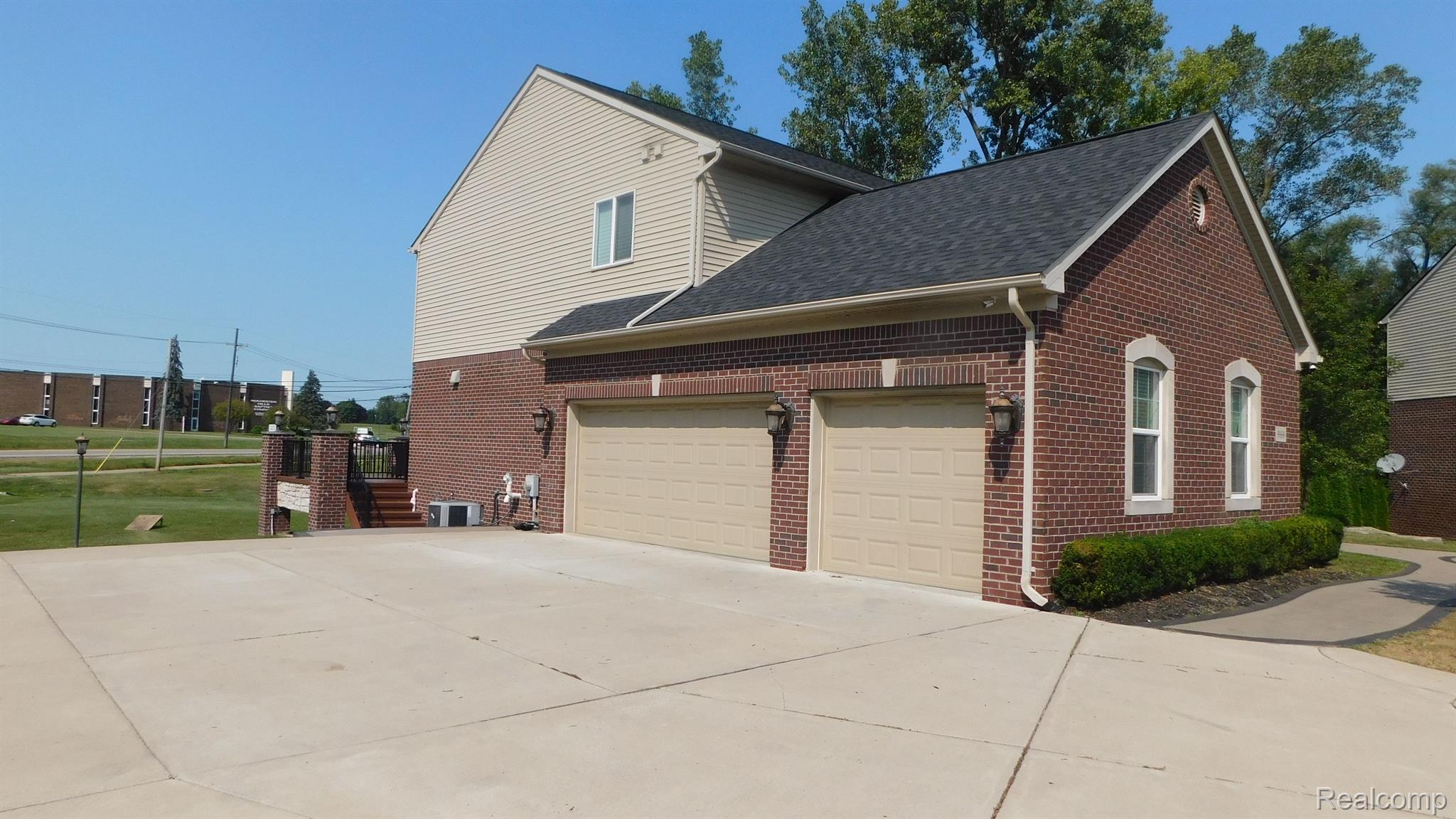966 Monterey Ln. Rochester, MI 48307 - Photo 9 of 79 Gallery Image 9