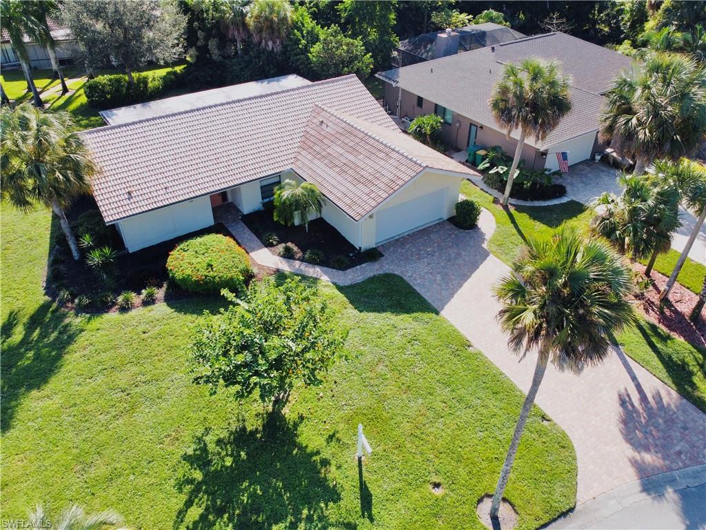 an aerial view of a house having yard