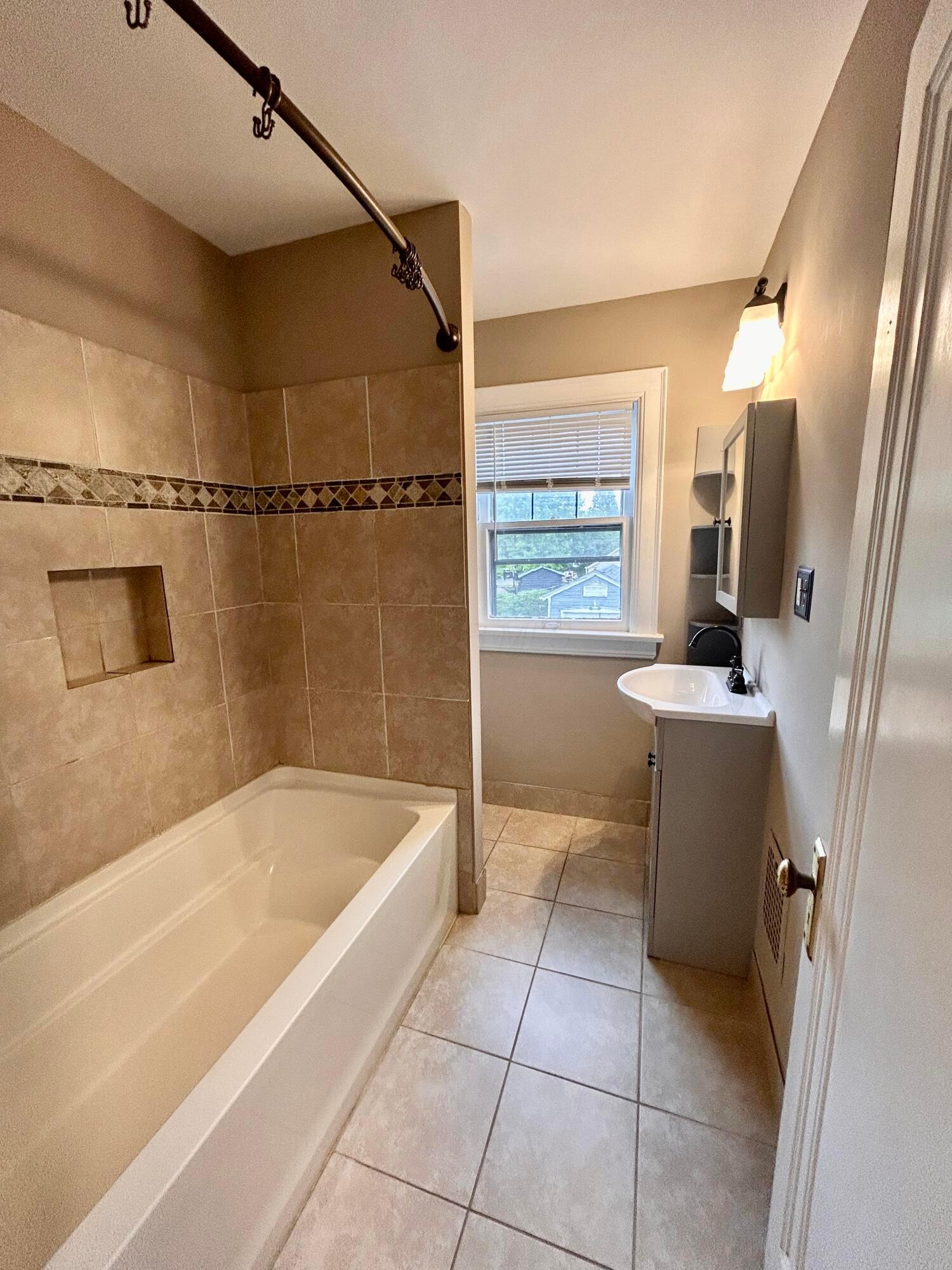742 South Cassingham Road Bexley, OH 43209 - Photo 32 of 60 2nd floor full bath