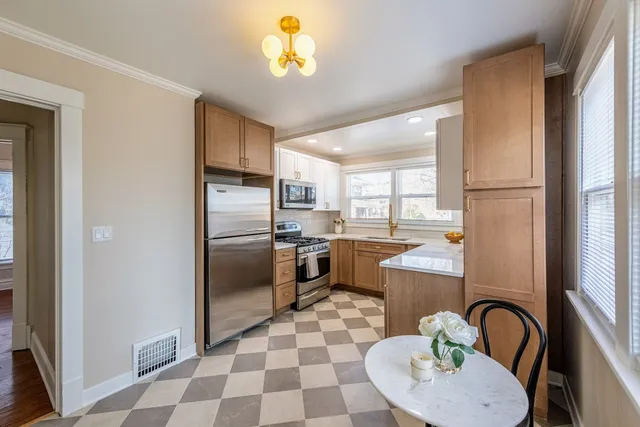 $314,900 | 655 Glenwood Avenue, Joliet, IL 60435