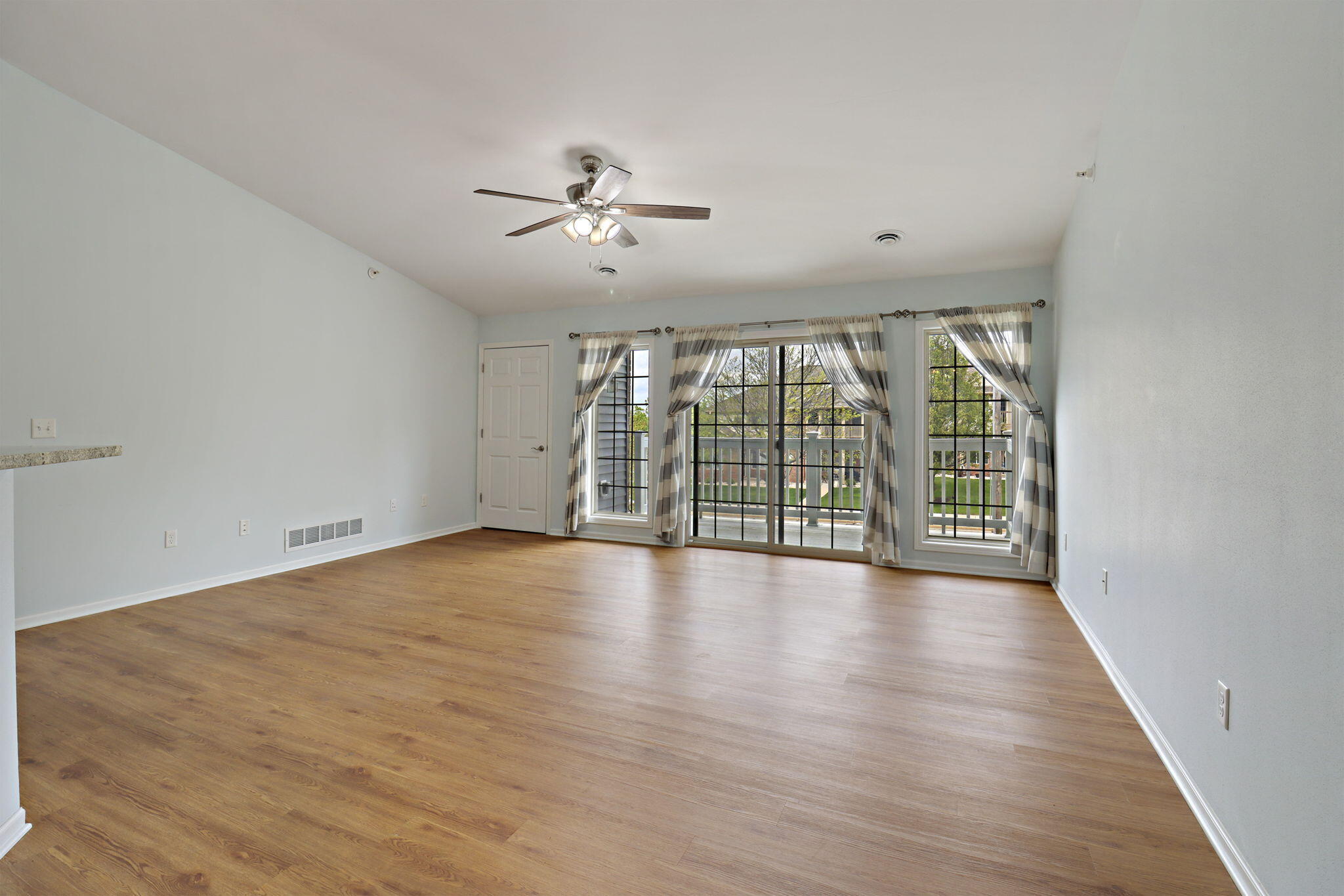 6911 53rd Street, Unit 136 Kenosha, WI 53144 - Photo 8 of 22 living room