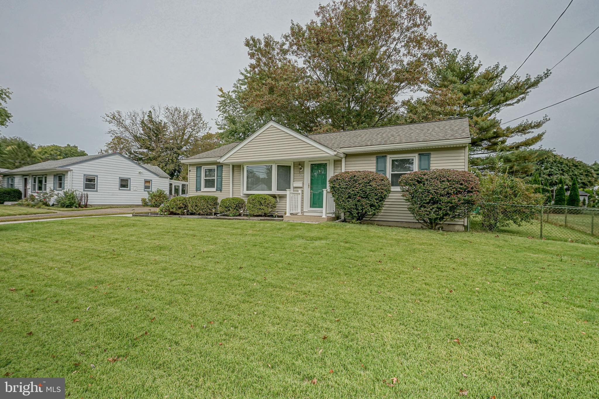 21 Warwick Road Stratford, NJ 08084 - Photo 2 of 29