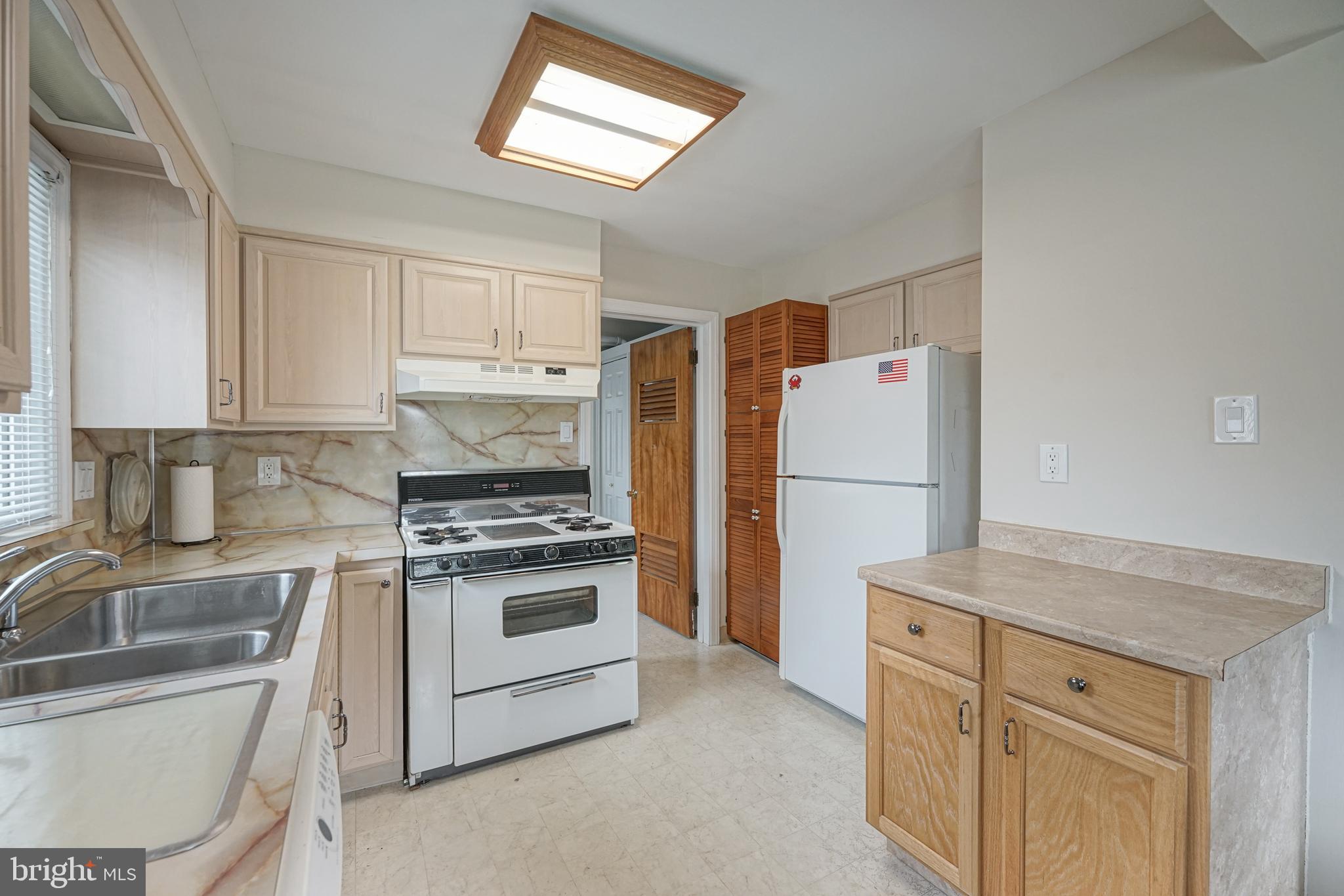 21 Warwick Road Stratford, NJ 08084 - Photo 12 of 29
