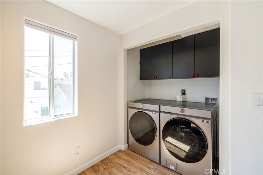 1128 Pacific Avenue Long Beach, CA 90813 - Photo 15 of 33 a utility room with dryer and washer