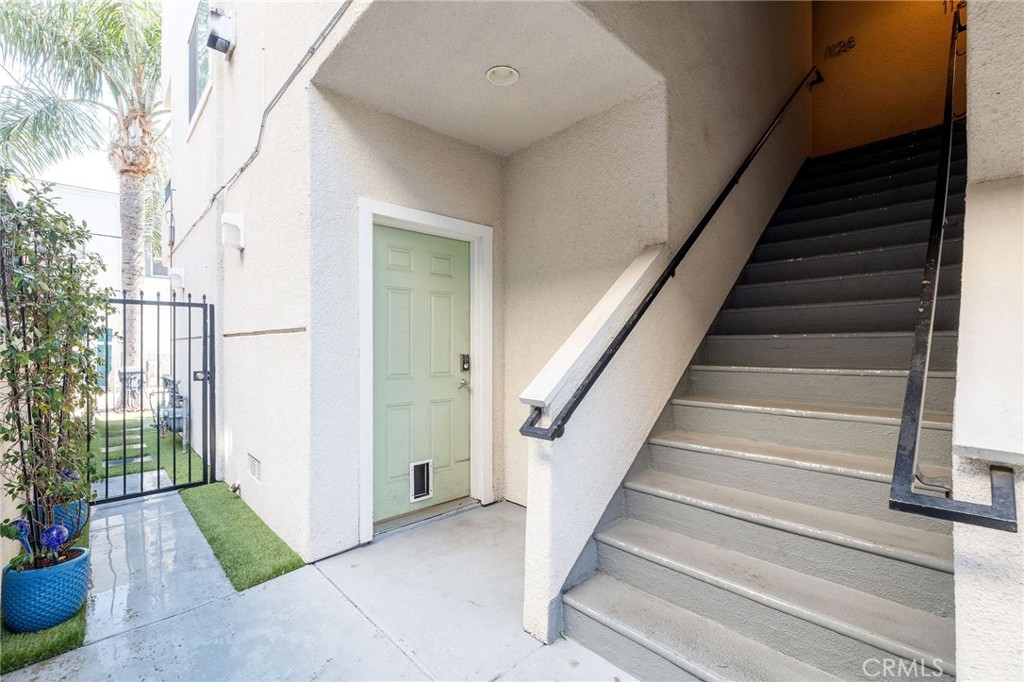 1128 Pacific Avenue Long Beach, CA 90813 - Photo 4 of 33 a view of entryway