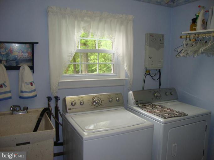 322 Felton Road Lutherville-Timonium, MD 21093 - Photo 26 of 30 1st floor laundry