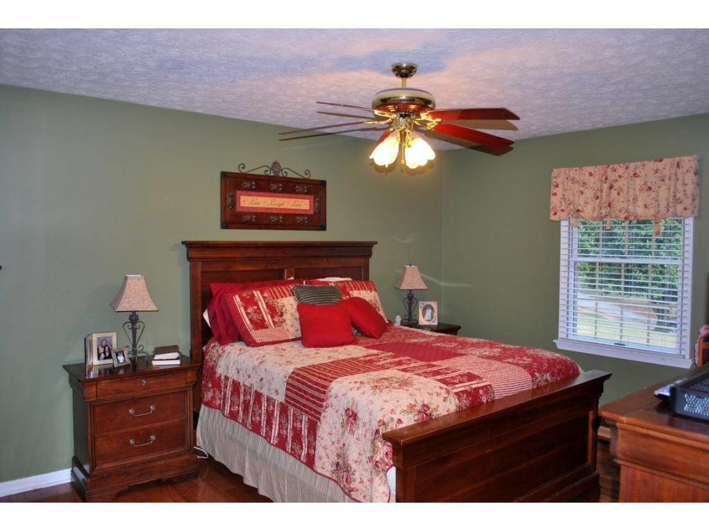 712 Bell Ridge Road Kingsport, TN 37665 - Photo 18 of 33 MASTER BEDROOM