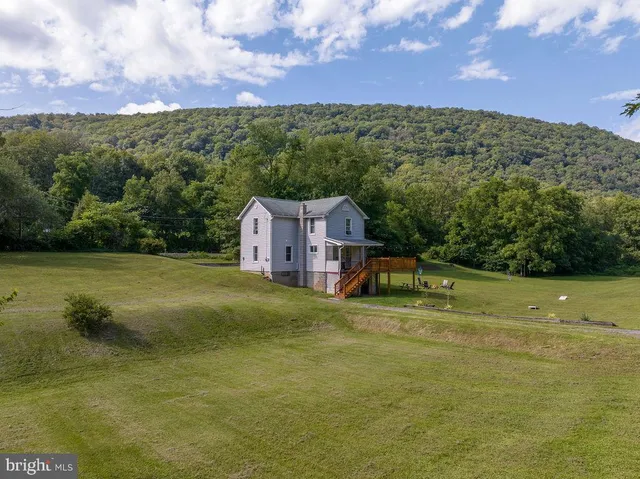 a view of a house with backyard porch and garden