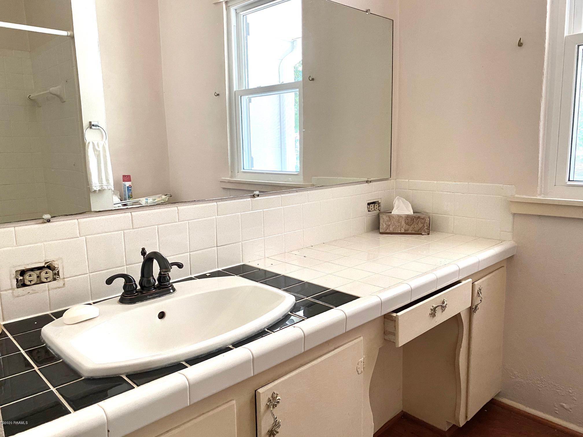 208 Charenton Road Baldwin, LA 70514 - Photo 16 of 32 Guest Bath
