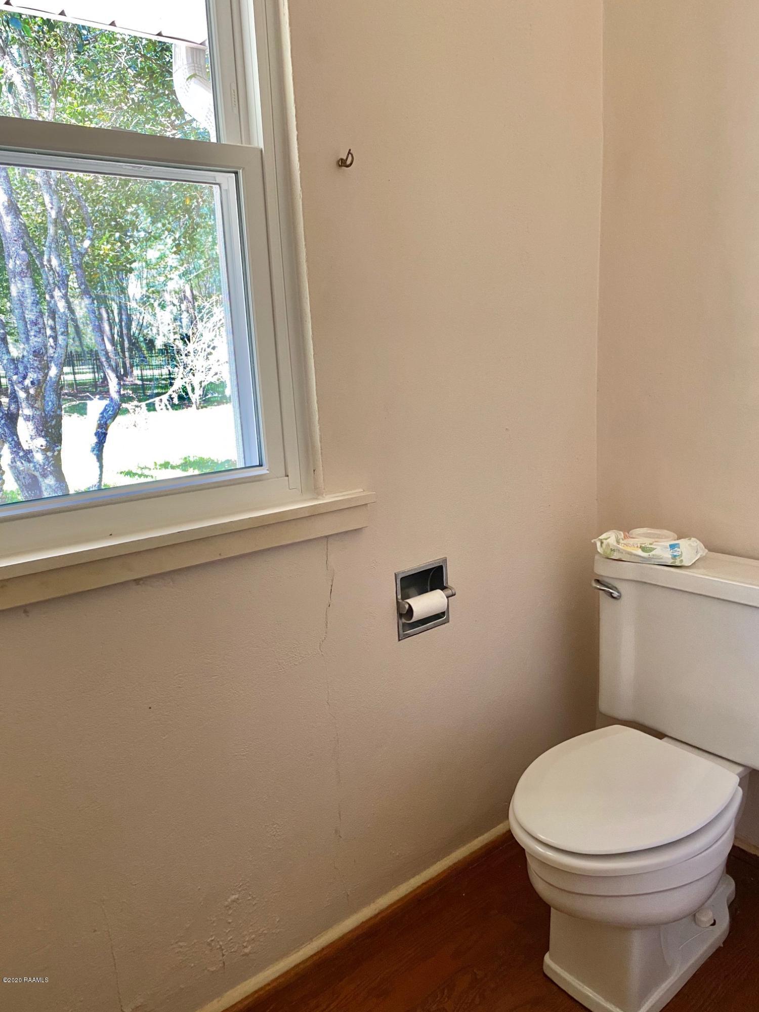 208 Charenton Road Baldwin, LA 70514 - Photo 17 of 32 Guest Bath