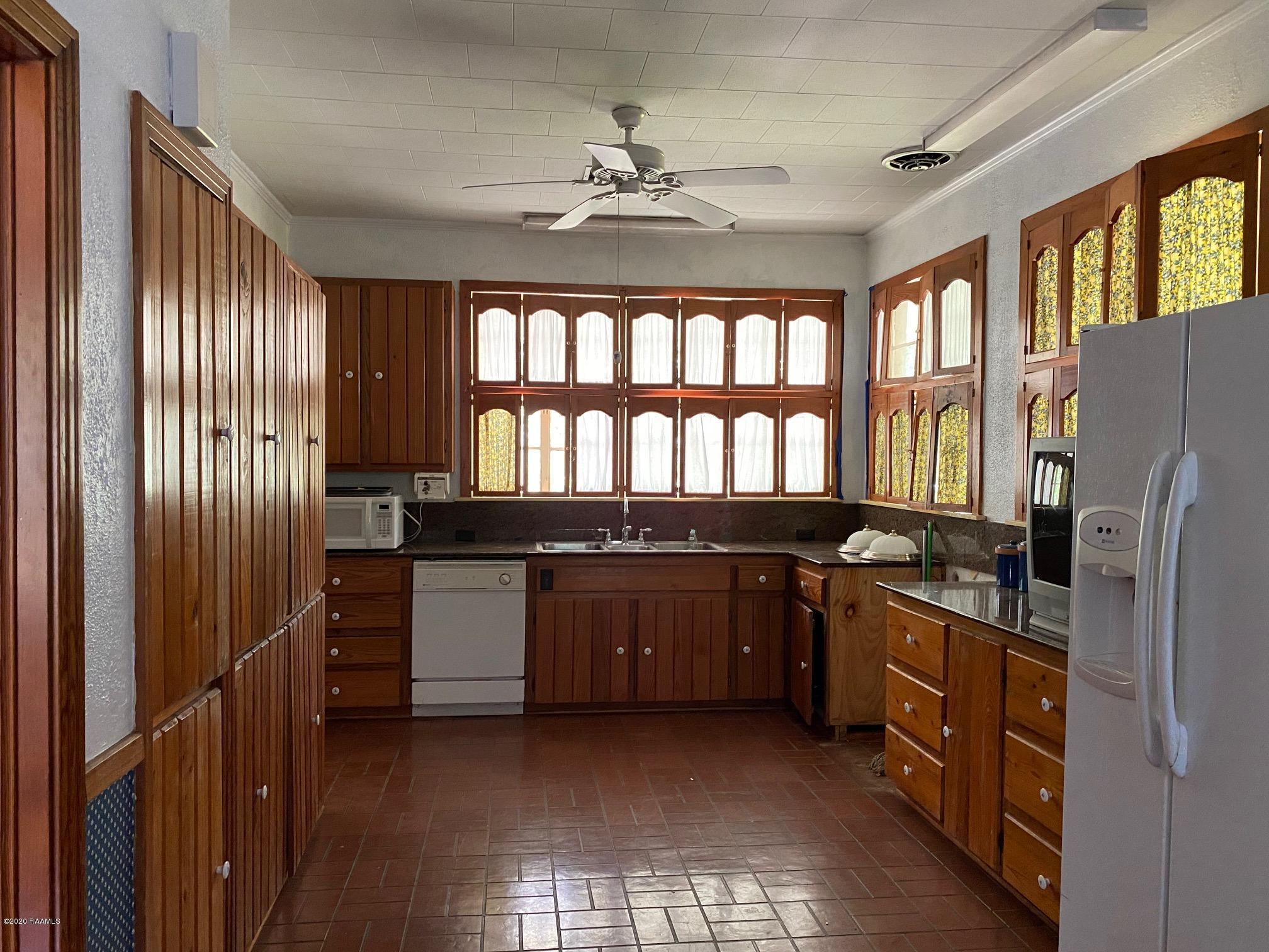 208 Charenton Road Baldwin, LA 70514 - Photo 3 of 32 Kitchen