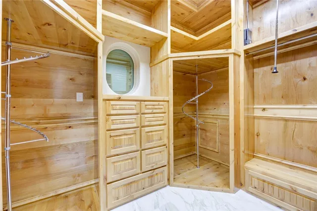 a view of entryway and kitchen