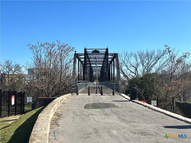 $1,595 | 362 East Faust Street, New Braunfels, TX 78130