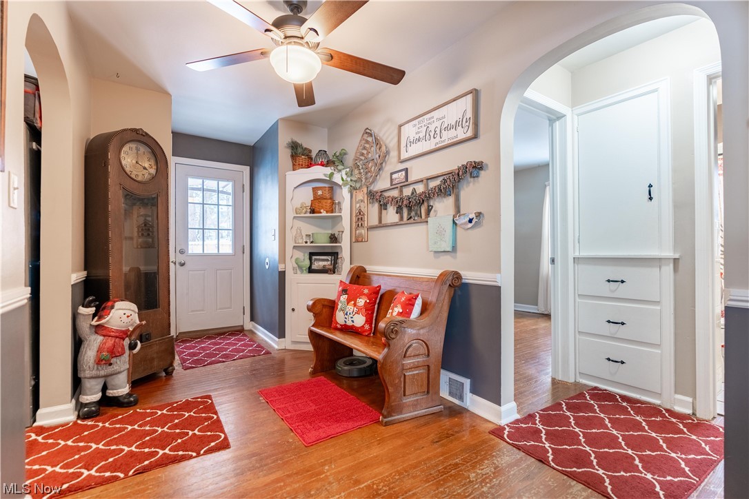 157 Everhard Road Southwest North Canton, OH 44720 - Photo 6 of 37 Cozy dining room off of kitchen