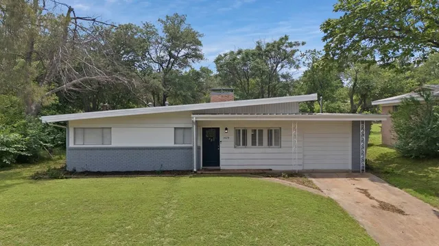$2,100 | 1429 West Water Street, Weatherford, TX 76086
