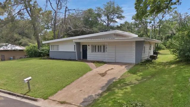 $2,100 | 1429 West Water Street, Weatherford, TX 76086