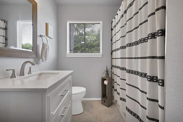 $2,100 | 1429 West Water Street, Weatherford, TX 76086