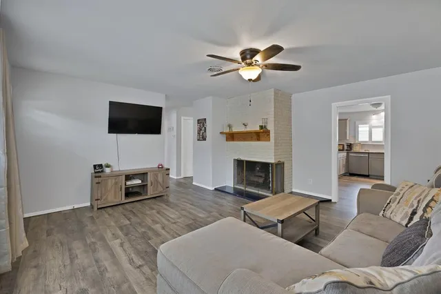 $2,100 | 1429 West Water Street, Weatherford, TX 76086