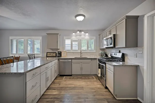 $2,100 | 1429 West Water Street, Weatherford, TX 76086